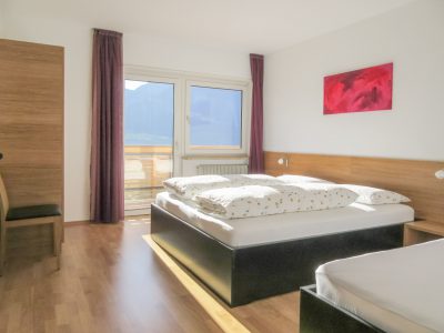 Dreibettzimmer der Wohnung Talblick